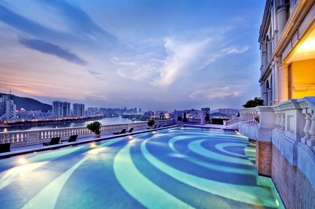 Nach dem Glücksspiel im Sofitel Macau at Ponte 16 im blauen Pool relaxen im historischen Stadtzentrum von Macau (Bild: Michael Su)