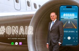 Aviation Podcast für Luftfahrtfreunde on air Ein Mann steht vor einer Flugzeugturbine, daneben ein Smartphone auf dem der Text „On Air Aviation Podcast“ zu sehen ist