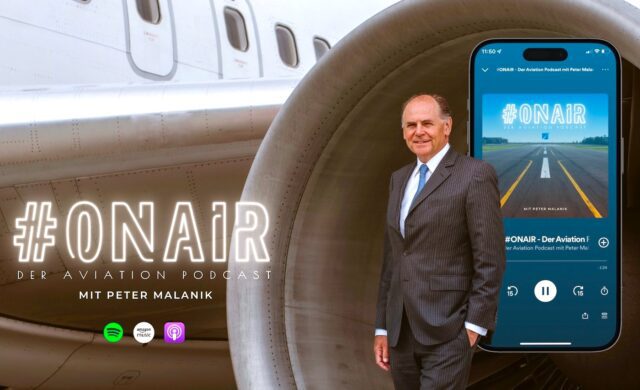 Aviation Podcast mit neuen Themen Ein Mann steht vor einer Flugzeugturbine, daneben ein Smartphone auf dem der Text „On Air Aviation Podcast“ zu sehen ist
