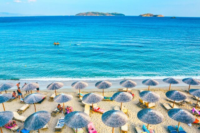beach-1851100_1920-2 Strandurlaub oder Bergurlaub? Die Reisetrends für 2026 zeigen, was bei Urlaubern beliebt ist