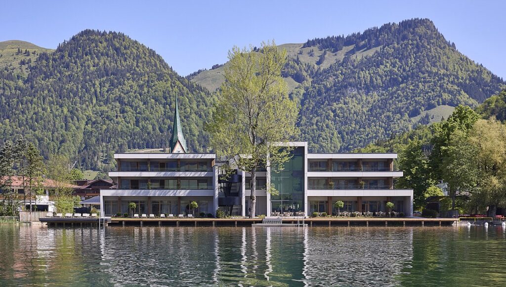 Moderner Hotelbau am Walchsee