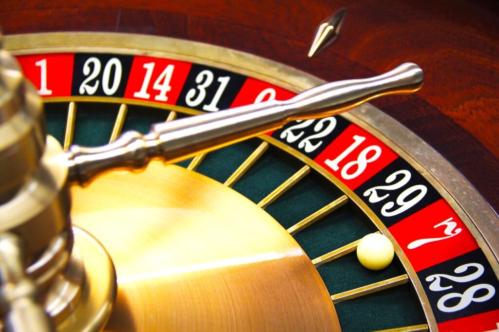 EIn Roulette mit einer weißen Kugel unter der Zahl Sieben