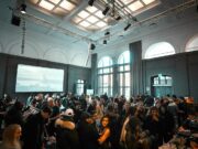 Hotels für Firmenevents richtig auswählen Ein Seminarraum mit Teilnehmer, die auf eine einen großen Bildschirm blicke