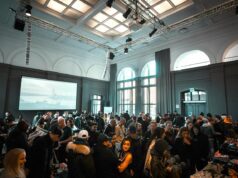 Hotels für Firmenevents richtig auswählen Ein Seminarraum mit Teilnehmer, die auf eine einen großen Bildschirm blicke