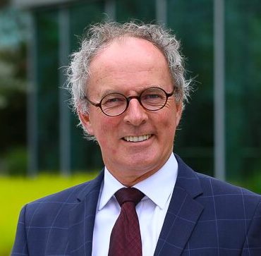 Geschäftsreisen und die Trends der Zukunft: Andreas Neumann mit Brille und grauen Haaren blickt in die Kamera