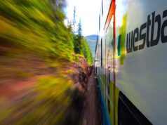 Bahnfahren einfach wie Musik-Streaming? Bahnfahren: Dynamische Aufnahme eines Zuges mit der Beschriftung Westbahn vorbei an herbstlichen Sträuchern