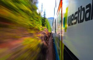 Bahnfahren einfach wie Musik-Streaming? Bahnfahren: Dynamische Aufnahme eines Zuges mit der Beschriftung Westbahn vorbei an herbstlichen Sträuchern