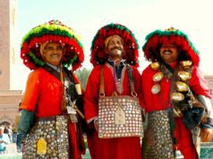 Mit Eurowings der Sonne entgegenfliegen Mit Eurowings nach Marrakesh: Drei Marokkaner in typischer Landestracht mit großen Hüten und goldenen Tassen behängt