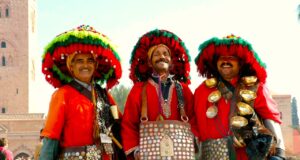 Mit Eurowings der Sonne entgegenfliegen Mit Eurowings nach Marrakesh: Drei Marokkaner in typischer Landestracht mit großen Hüten und goldenen Tassen behängt