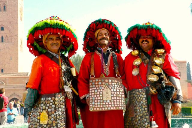 Mit Eurowings nach Marrakesch Mit Eurowings nach Marrakesh: Drei Marokkaner in typischer Landestracht mit großen Hüten und goldenen Tassen behängt
