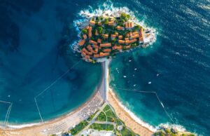 Montenegro: Baden, Berge und Wandern Sveti Stefan, die Hotelperle in Montenegro, aus der Vogelperspektive von Mikhail Nilov, Pexels, fotografiert