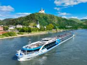 Flusskreuzfahrten erobern Urlauberherzen Flusskreuzfahrten boomen: Ein Schiff von Viva Cruises kreuzt auf einem Fluss in Deutschland