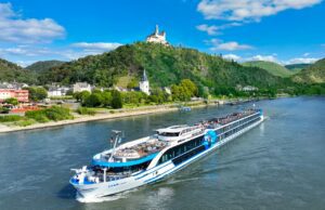 Flusskreuzfahrten erobern Urlauberherzen Flusskreuzfahrten boomen: Ein Schiff von Viva Cruises kreuzt auf einem Fluss in Deutschland