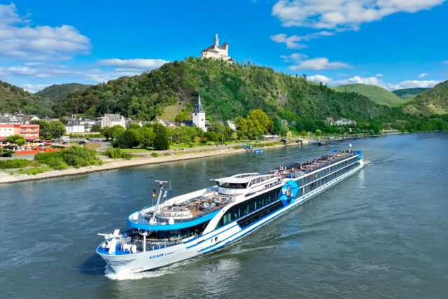 VIVA One Braubach and Marksburg 25.08.2024_03-2 (1) Kopie Flusskreuzfahrten boomen: Ein Schiff von Viva Cruises kreuzt auf einem Fluss in Deutschland