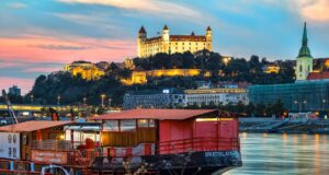 Slowakei will Europas MICE-Reiseziel werden Slowakei setzt auf MICE: Bratislava mit seiner festlich beleuchteten Burg an der Donau ist ein touristischer Magnet