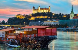 Slowakei will Europas MICE-Reiseziel werden Slowakei setzt auf MICE: Bratislava mit seiner festlich beleuchteten Burg an der Donau ist ein touristischer Magnet