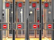 Reisewarnungen für den nächsten Urlaub Reisewarnugnen für den nächsten Urlaub: Geschlossene Türen mit einem roten Signal für Einfahrt verboten