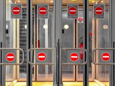 Reisewarnungen für den nächsten Urlaub Reisewarnugnen für den nächsten Urlaub: Geschlossene Türen mit einem roten Signal für Einfahrt verboten