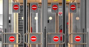 Reisewarnungen für den nächsten Urlaub Reisewarnugnen für den nächsten Urlaub: Geschlossene Türen mit einem roten Signal für Einfahrt verboten