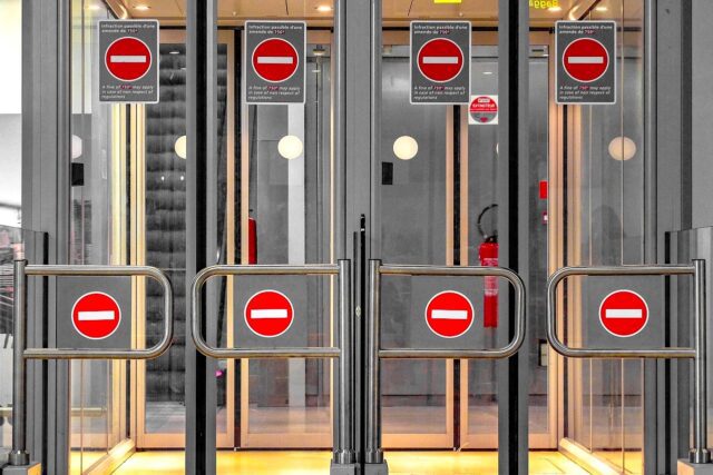 security-3364277_1280 Reisewarnugnen für den nächsten Urlaub: Geschlossene Türen mit einem roten Signal für Einfahrt verboten