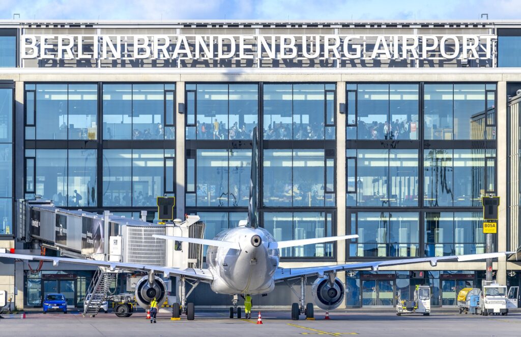 Frontalansicht mit Glasfront am Flughafens Berlin Brandenburg (BER)