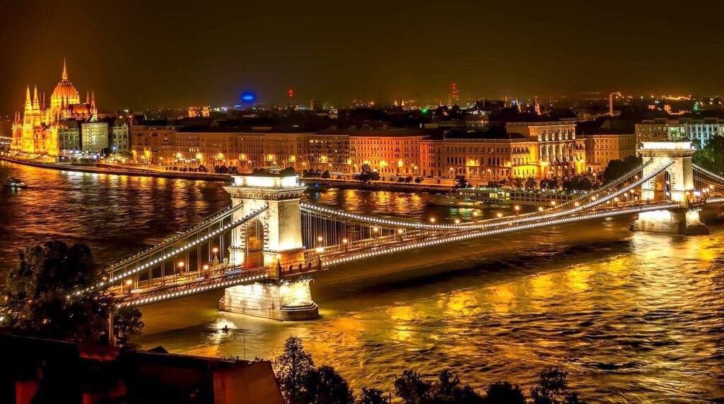 Die Kettenbrücke in Budapest: Die digitale Vignette  bringt Reisenden, die zum Beispiel mit dem Auto nach Budapest unterwegs sind, viele Vorteile (Bild: Pixabay)