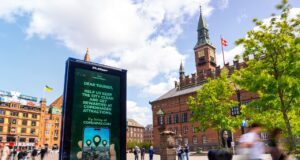 DestinationPay belohnt „brave“ Touristen Die Initiative DestinationPay folgt dem Modell CopenPay, die Touristen in Kopenhagen zur Mitarbeit auffordert: Müll sammeln oder Kanäle reinigen (Bild: Mark Tanggaard) Werbung für CopenPay in Kopenhagen