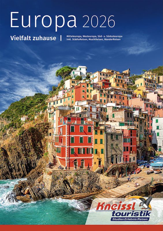 Reiseglück inEuropa: Katalogbild einer bunten. Küstenstadt auf einem Felsen und Titel Europa 2o026