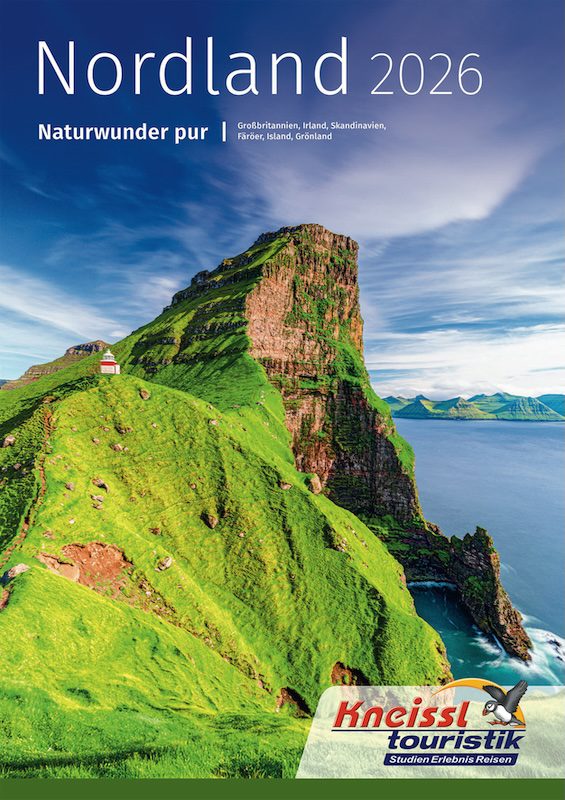 Reiseglück in Noirdland: Katalogbildmit dem Titel Nordland 2026 zeigt einen grünen Felsen in Irland