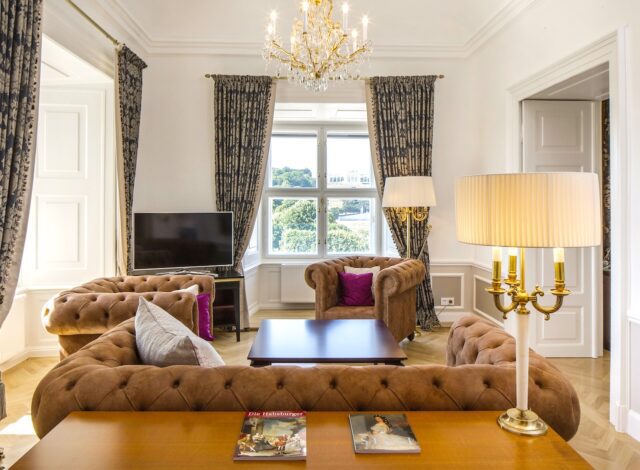 Schloss Schönbrunn Grand Suite Wohnzimmer Markenvielfalt: Geschichte und Luxus in der Grand Suite im Hotel Schloss Schönbrunn spüren (Bild: Verkehrbuero Hospitality)