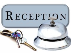 Hotellerie in Österreich vor Weichenstellung Schild Rezeption, davor ein Zimmerschlüsse und eine Glocke: Die österreichische Hotellerie steht in 2026 vor neuen Herausforderungen (Bild: Gerd Altmann, Pixabay)