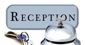 Hotellerie in Österreich vor Weichenstellung Schild Rezeption, davor ein Zimmerschlüsse und eine Glocke: Die österreichische Hotellerie steht in 2026 vor neuen Herausforderungen (Bild: Gerd Altmann, Pixabay)