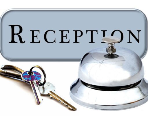 Hotellerie in Österreich vor Weichenstellung Schild Rezeption, davor ein Zimmerschlüsse und eine Glocke: Die österreichische Hotellerie steht in 2026 vor neuen Herausforderungen (Bild: Gerd Altmann, Pixabay)