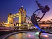 London will Touristensteuer für Infrastruktur Touristensteuer: London bei Nacht: Towerbridge mit einem Delphin als Statue.