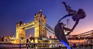 London will Touristensteuer für Infrastruktur Touristensteuer: London bei Nacht: Towerbridge mit einem Delphin als Statue.
