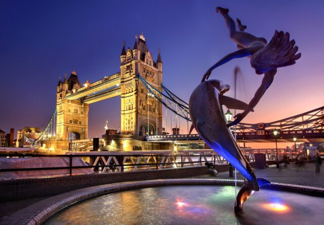 Touristensteuer: London bei Nacht: Towerbridge mit einem Delphin als Statue.
