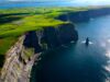 Irland lockt Generation Z auf die grüne Insel Die Cliffs of Moher, Grafschaft Clare, in Irland