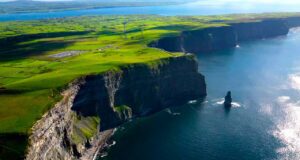 Irland lockt Generation Z auf die grüne Insel Die Cliffs of Moher, Grafschaft Clare, in Irland