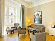 Handwritten Collection Hotels jetzt in Wien Handwritten Collection: Suite im Hotel Rathauspark Wien mit Sitzgarnitur mit Blick zum Fenster