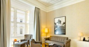 Warum internationale Hotelmarken verstärkt auf individuelle Konzepte setzen Handwritten Collection: Suite im Hotel Rathauspark Wien mit Sitzgarnitur mit Blick zum Fenster
