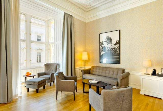 Handwritten Collection Handwritten Collection: Suite im Hotel Rathauspark Wien mit Sitzgarnitur mit Blick zum Fenster