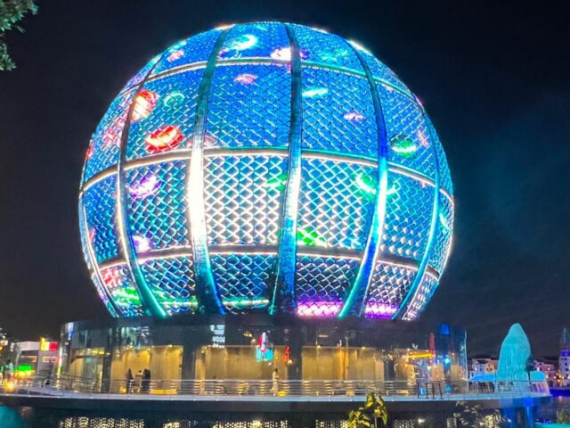 Die riesige LED-Kugel steht am Boulevard Park in Jeddah, Saudi-Arabien, m Inneren ist ein Museum