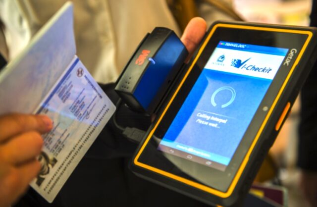 Interpol jagt Passfääacher und Passdiebe Mit I-Checkit fahndet die Interpol nach gefälschten und gestohlenen Pässen (Bild: Interpol)