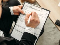 ehotel: Bestes Hotelportal für Unternehmen! ehotel als bestes Hotelportal ausgezeichnet: Mann schreibt Notizen auf einem Clip-Block