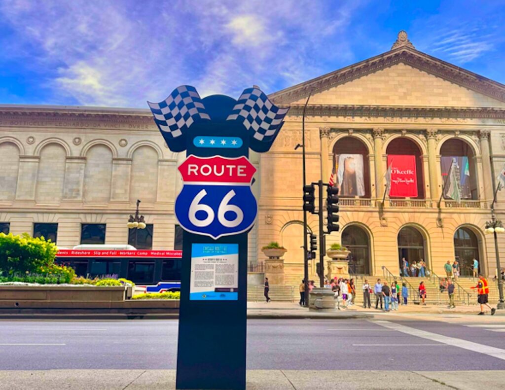 Wo der Start der Route 66 ist: Vor dem Art Institute of Modern Art in Chicago steht einen Säule mit dem Symbol Route 66