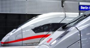 Bahnvertrieb: Neue Lösung für Reisebüros Bahnvertrieb wird für Reisebüros bald noch einfacher und schneller. Im Bild: Berlin Hauptbahnhof mit zwei stehenden Zügen vom Typ ICE 4 der Baureihe 412