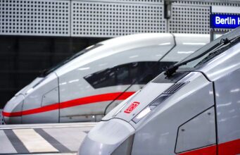 Bahnvertrieb: Neue Lösung für Reisebüros Bahnvertrieb wird für Reisebüros bald noch einfacher und schneller. Im Bild: Berlin Hauptbahnhof mit zwei stehenden Zügen vom Typ ICE 4 der Baureihe 412