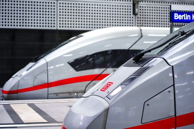 Bahnvertrieb wird für Reisebüros bald noch einfacher und schneller. Im Bild: Berlin Hauptbahnhof mit zwei stehenden Zügen vom Typ ICE 4 der Baureihe 412