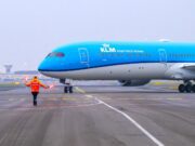 Die Dreamliner-Flotte von KLM ist komplett Landung eines der großen Flugzeuge in Amsterdam. Der Jet wird von einem Mann des Bodenpersonals zum Slot eingewiesen. In der Flotte von KLM befinden sich mit „Corpus“ jetzt insgesamt 28 Dreamliner