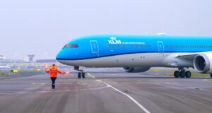Warum KLM ihre Dreamliner-Flotte konsequent ausbaut Landung eines der großen Flugzeuge in Amsterdam. Der Jet wird von einem Mann des Bodenpersonals zum Slot eingewiesen. In der Flotte von KLM befinden sich mit „Corpus“ jetzt insgesamt 28 Dreamliner